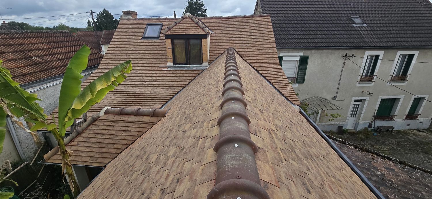 La toiture terminée, vue depuis le faîtage — chantier Schatz Rénovation à Itteville
