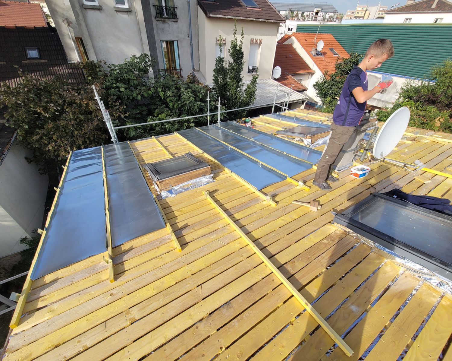 Pose des bacs de zinc à joints debout — chantier Schatz Rénovation à Ivry-sur-Seine