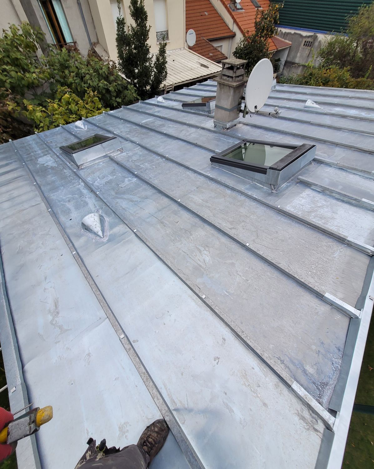 Fenêtres de toit intégrées à la couverture zinc — chantier Schatz Rénovation à Ivry-sur-Seine