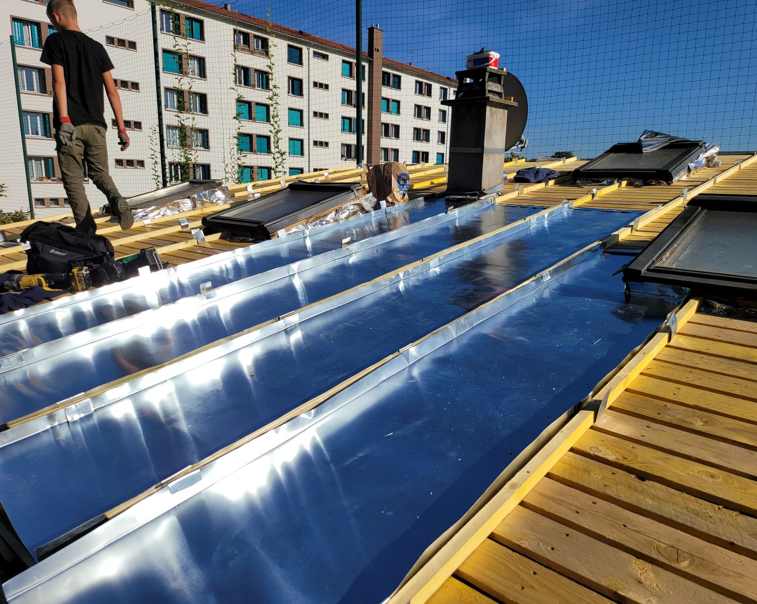 Façonnage et ajustement des feuilles de zinc — chantier Schatz Rénovation à Ivry-sur-Seine