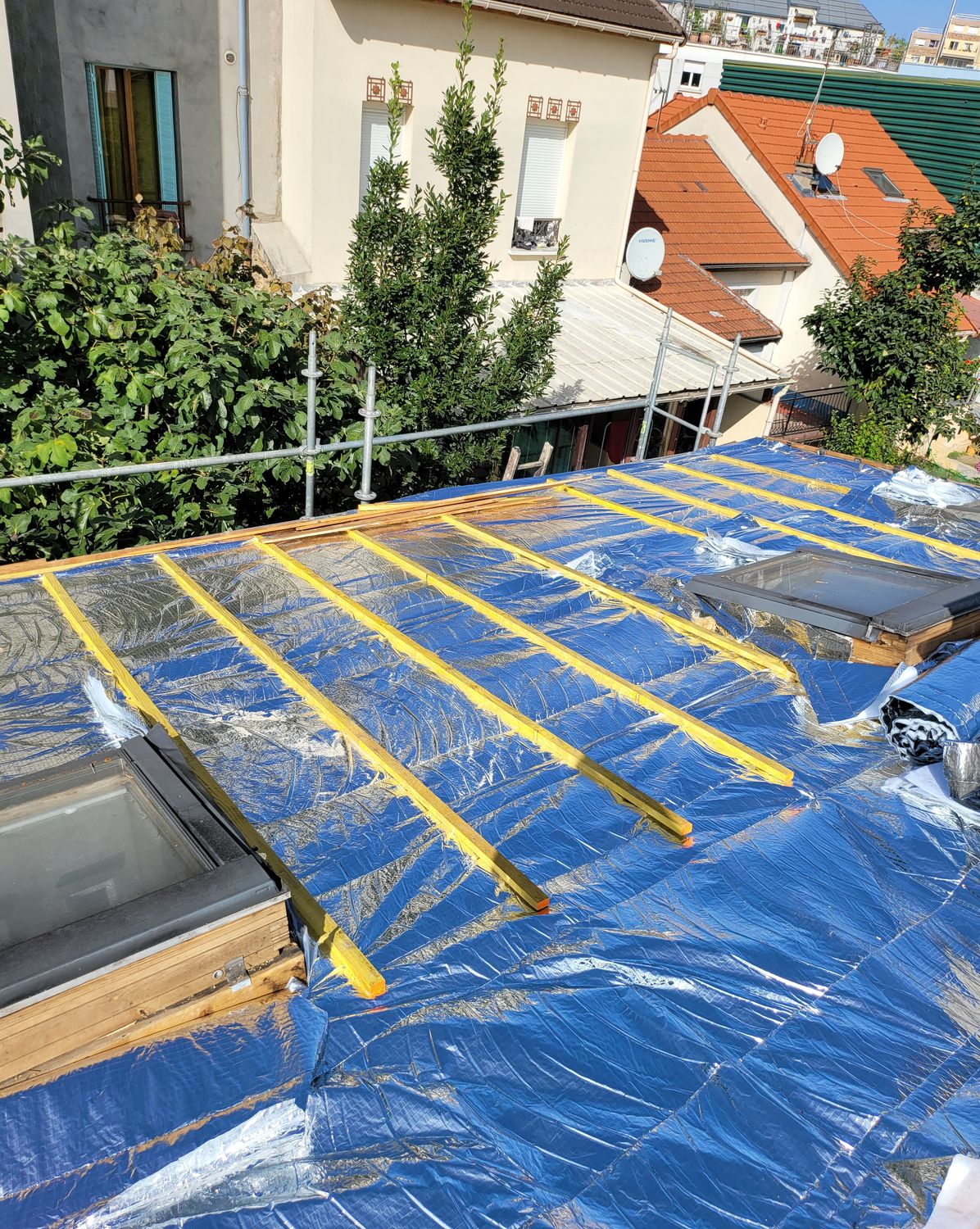 Mise en place de l'isolation et des tasseaux — chantier Schatz Rénovation à Ivry-sur-Seine
