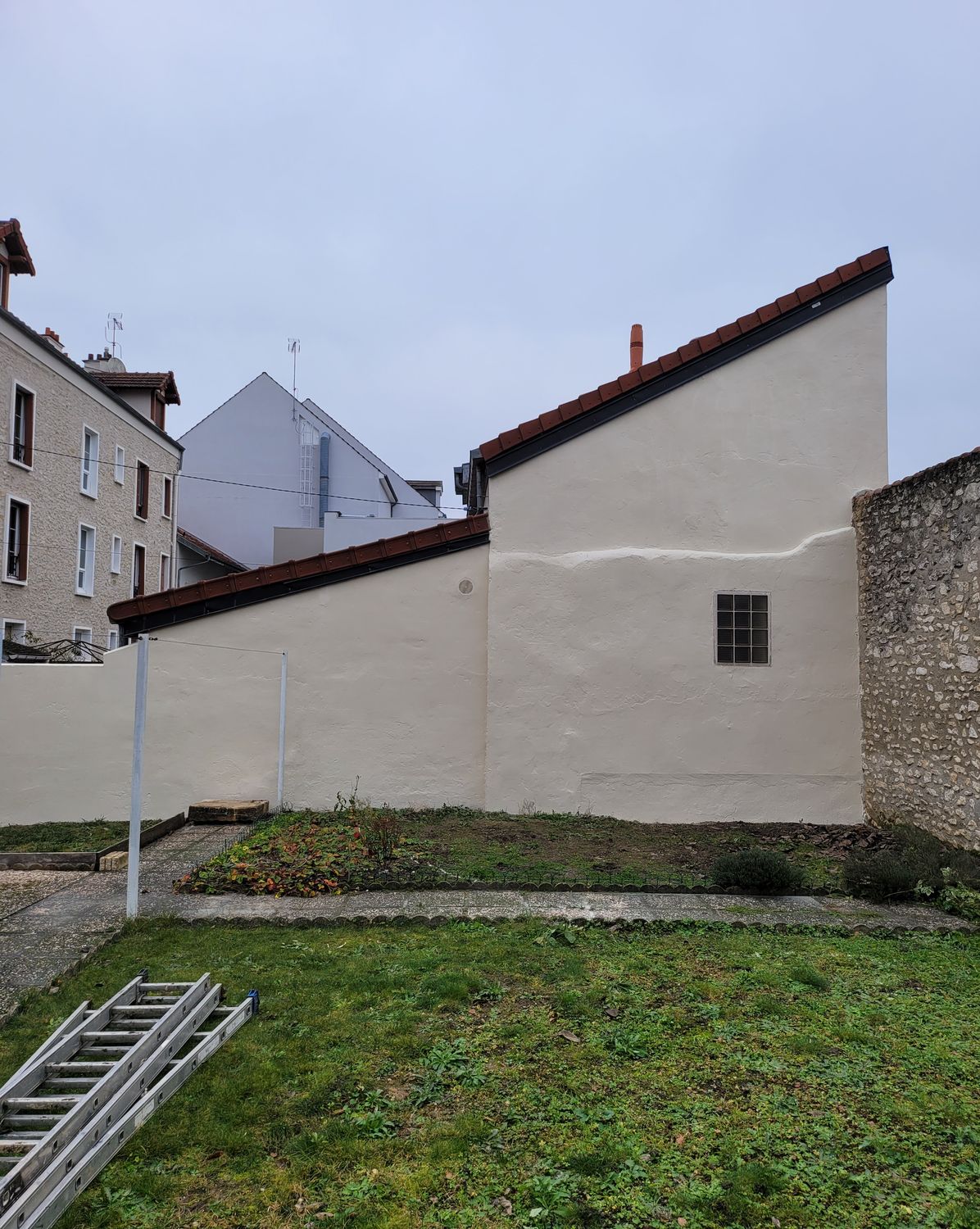 Le même pignon après ravalement — chantier Schatz Rénovation à Ivry-sur-Seine