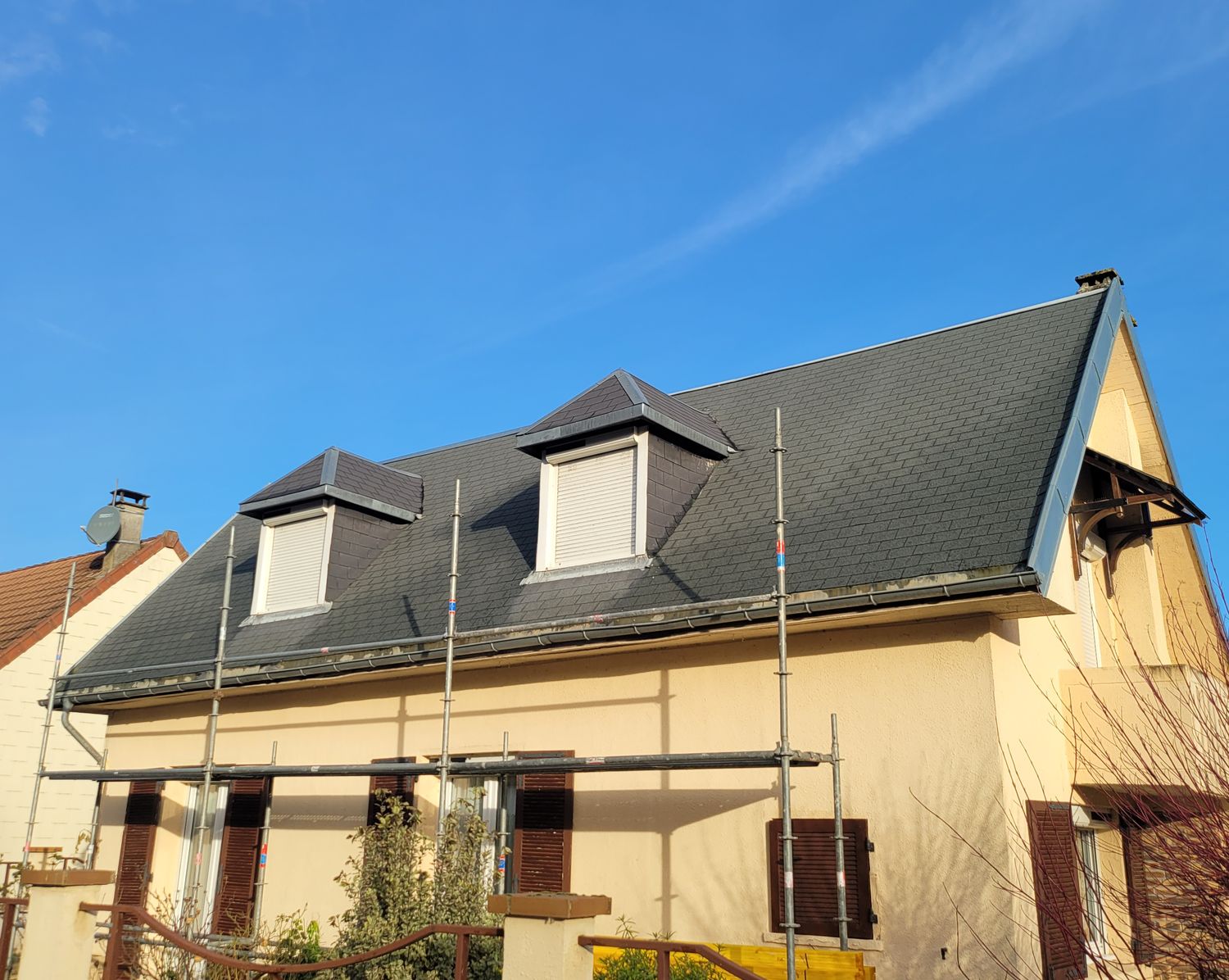 La couverture ardoise et ses deux lucarnes, chantier 2021 — chantier Schatz Rénovation à Jouy-en-Josas