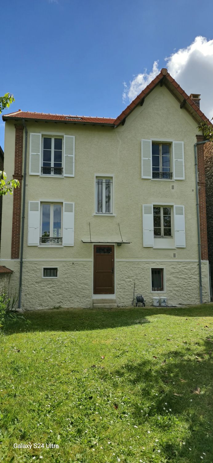 Façade et menuiseries reprises — chantier Schatz Rénovation à Melun