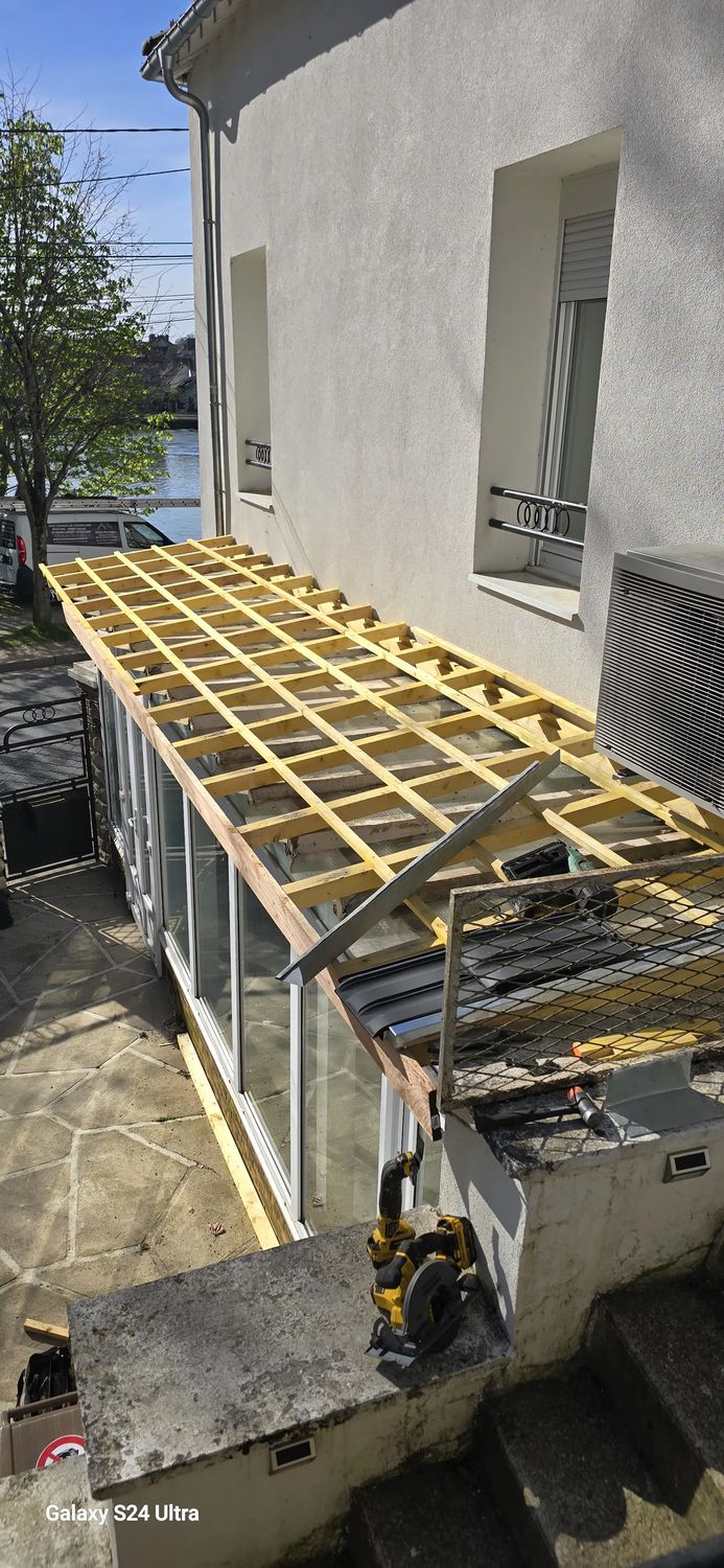 Ossature bois neuve de la véranda, en bord de Seine — chantier Schatz Rénovation à Melun