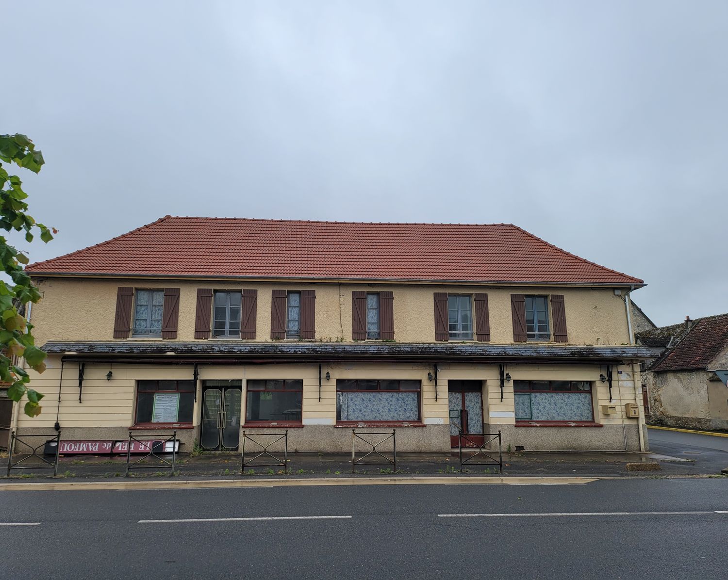 La façade du Relais de Pamfou avant les travaux — chantier Schatz Rénovation à Pamfou