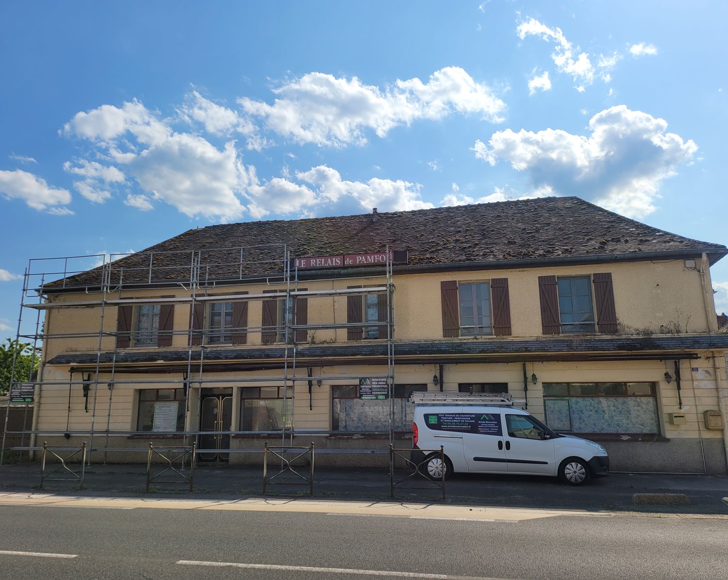 La toiture d'origine, envahie de mousse, avant la dépose — chantier Schatz Rénovation à Pamfou