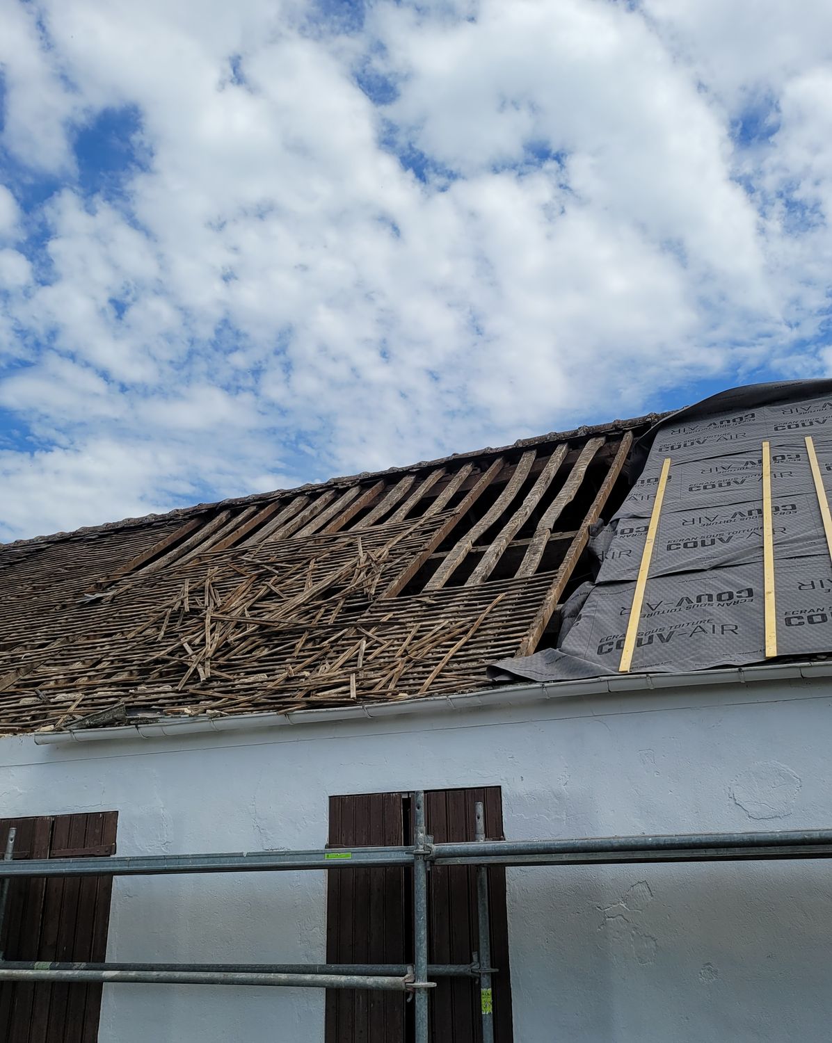 Dépose de l'ancien liteaunage et des tuiles — chantier Schatz Rénovation à Pamfou