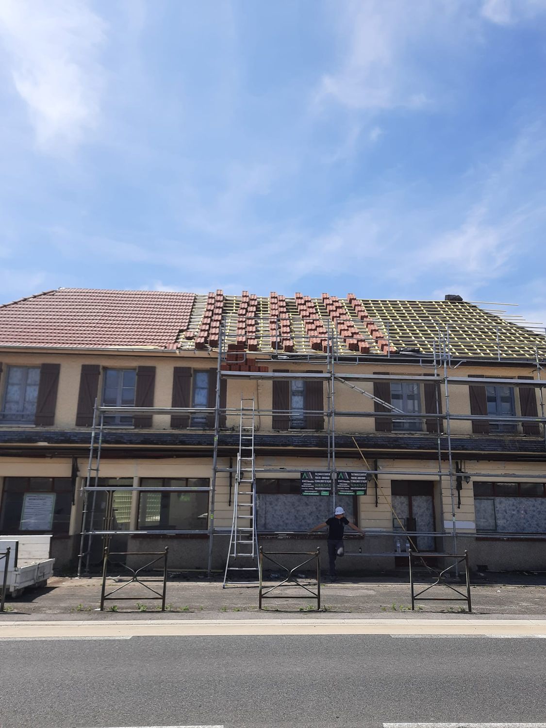 Les tuiles plates montées sur le toit, prêtes à être posées — chantier Schatz Rénovation à Pamfou