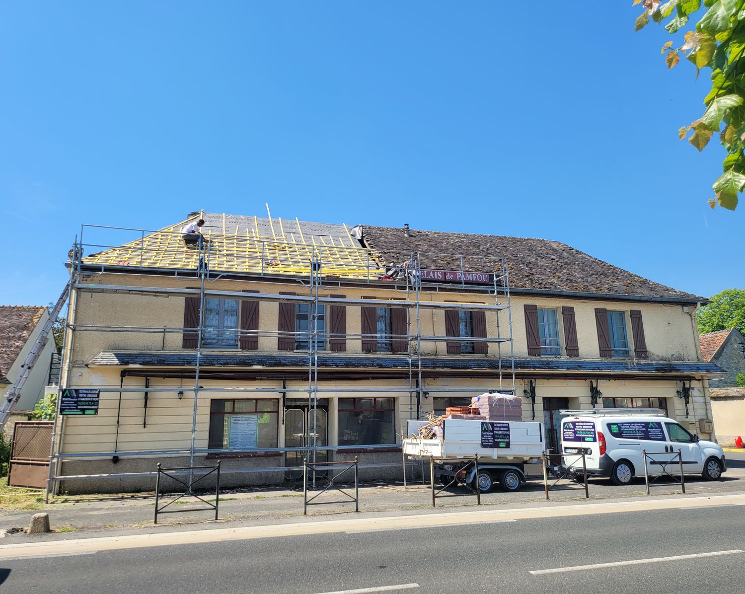 Pose de l'écran de sous-toiture et du liteaunage neuf — chantier Schatz Rénovation à Pamfou