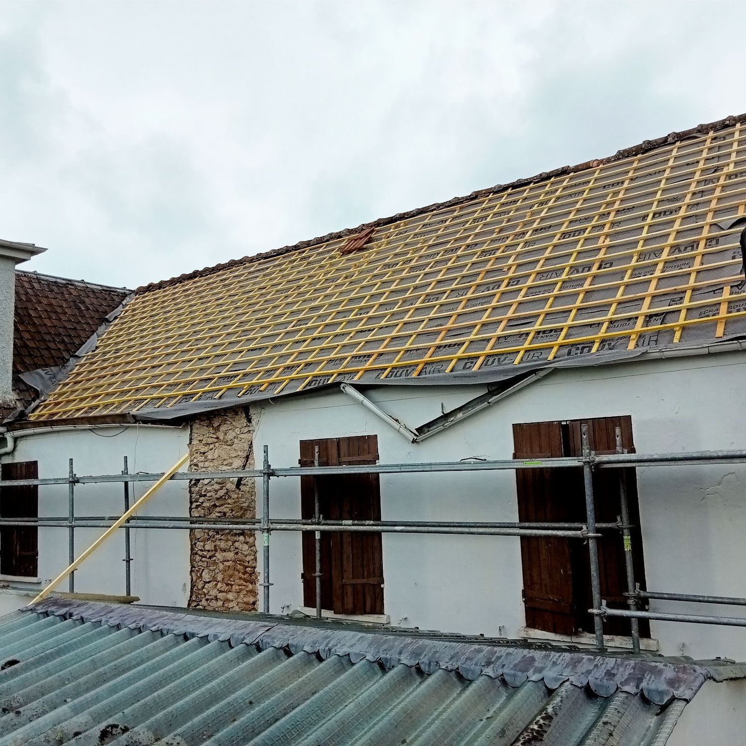 Liteaunage neuf sur l'annexe en pierre — chantier Schatz Rénovation à Pamfou
