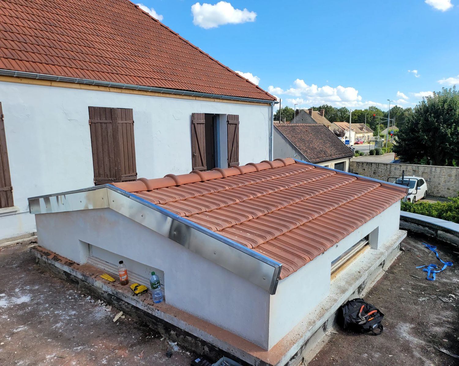 L'annexe terminée : tuiles neuves et habillage zinc — chantier Schatz Rénovation à Pamfou