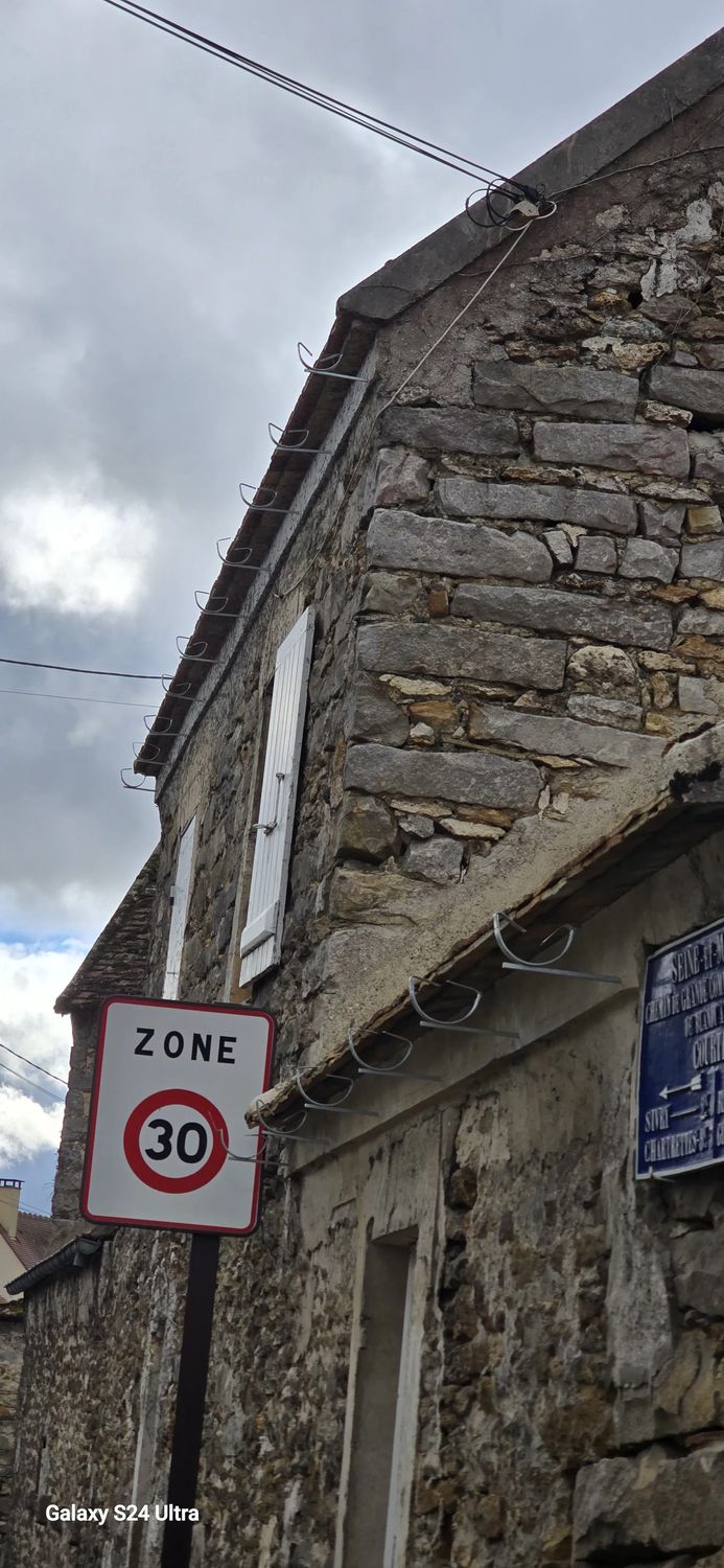 Crochets neufs posés sur toute la longueur de l'égout — chantier Schatz Rénovation à Sivry-Courtry