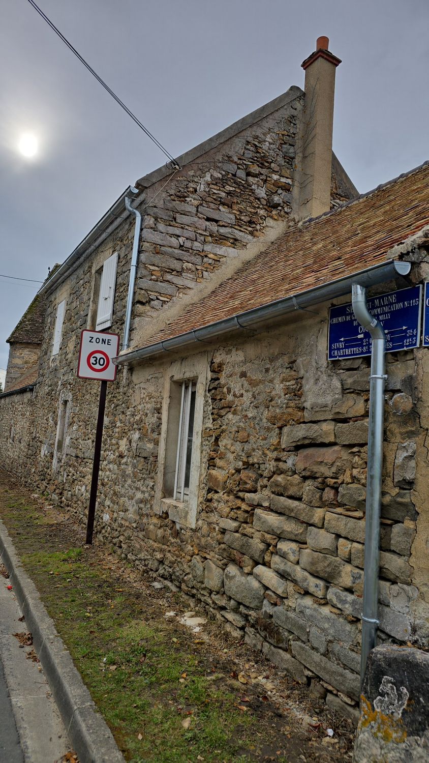 Gouttières et descentes en zinc en place — chantier Schatz Rénovation à Sivry-Courtry